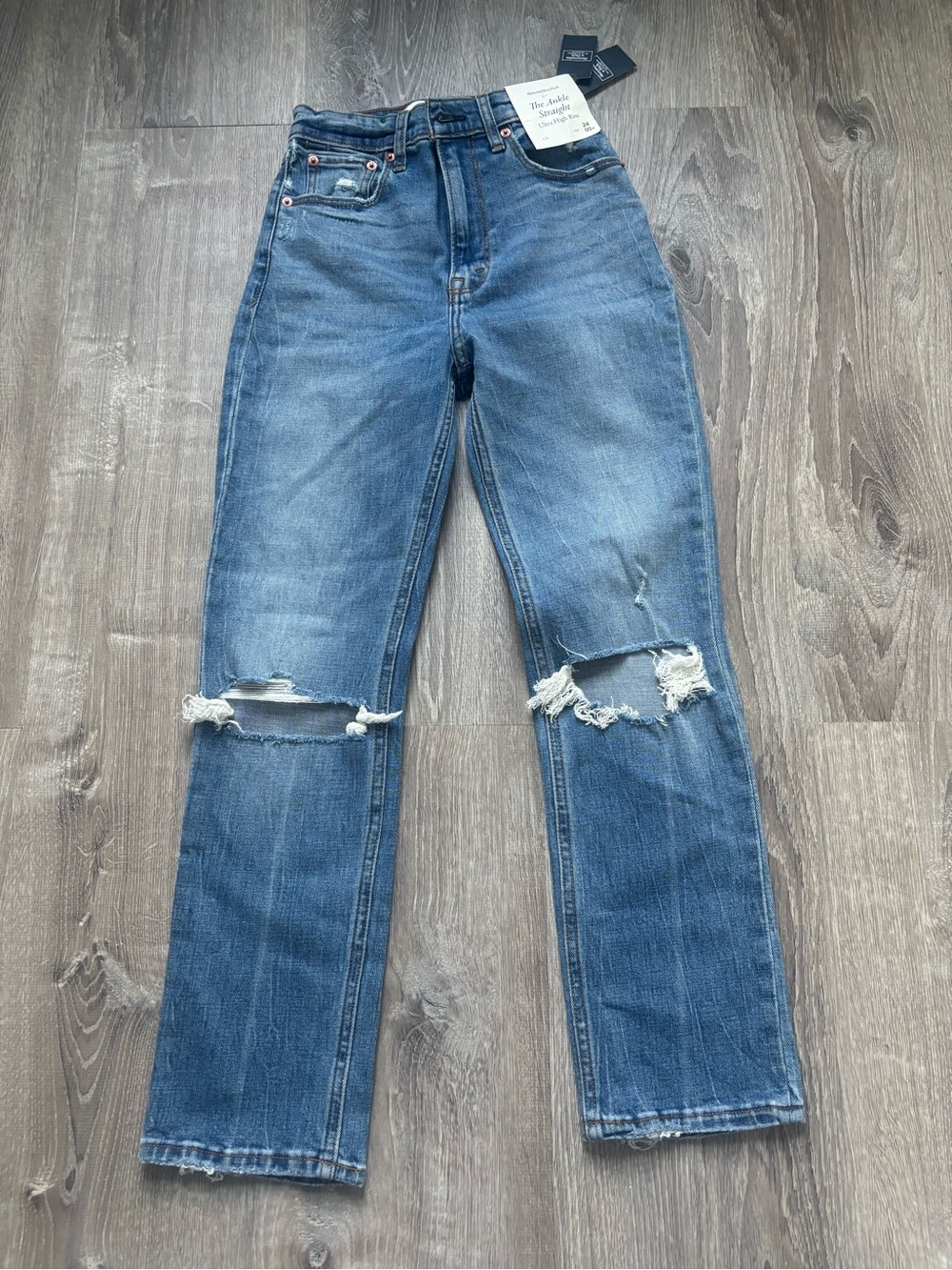 NWT Abercrombie & Fitch Women’s  High-Rise Distressed Straight Jeans Size 24/00R